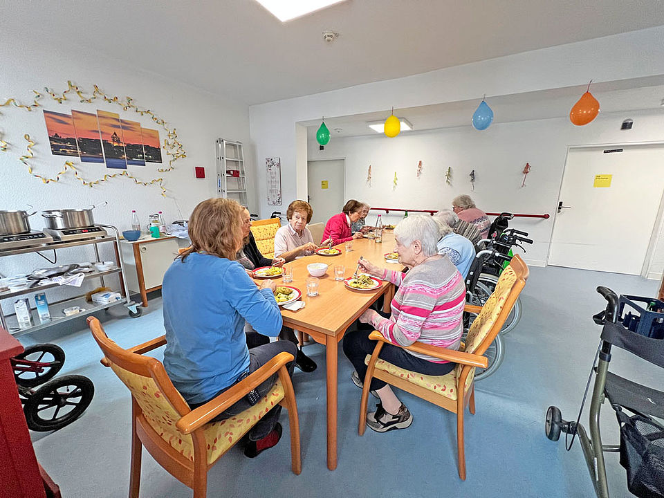 Eulenburger_Kochclub_3 Senioren koch gemeinsam Kohlrouladen