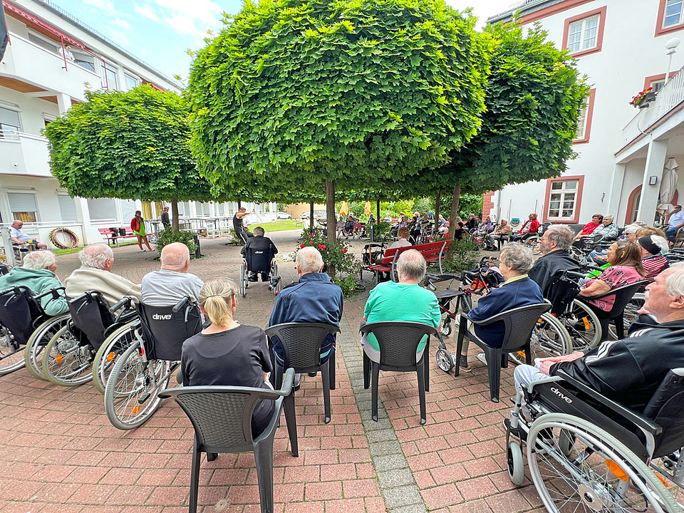 Ein Seil-Akrobat bietet den Senioren etwas zum Anschauen