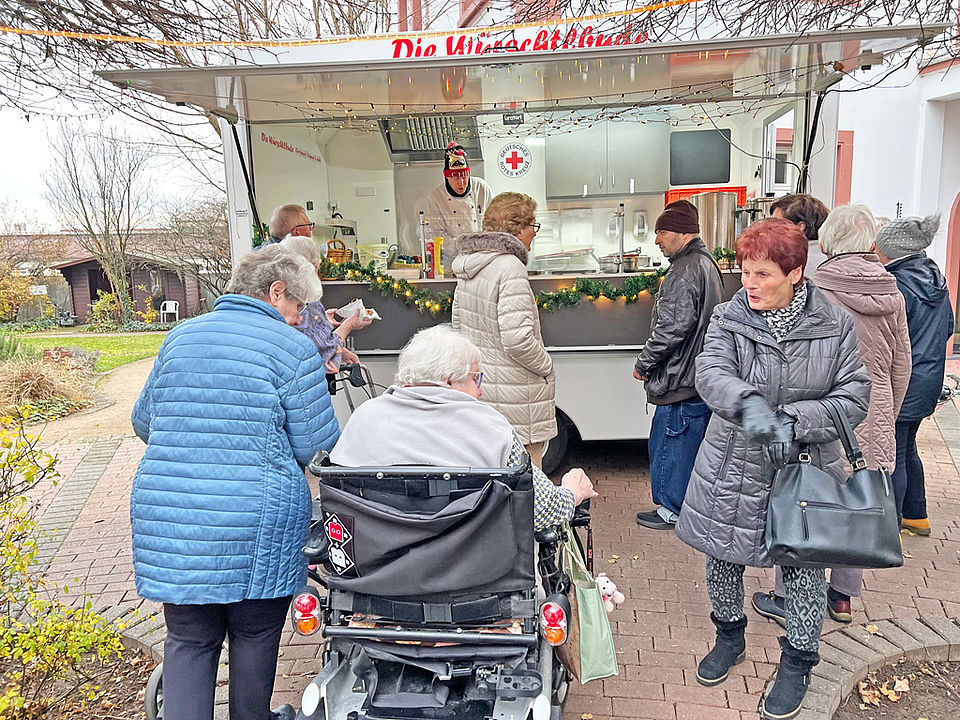 Senioren genießen das Wintergrillen im Freien