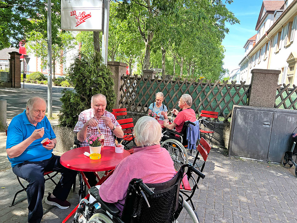 Senioren sitzen im Eiscafe
