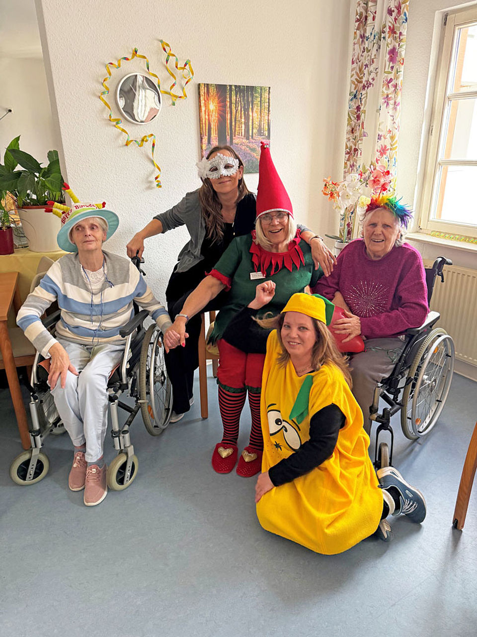 Verkleidete Mitarbeiterinnen und Seniorinnen