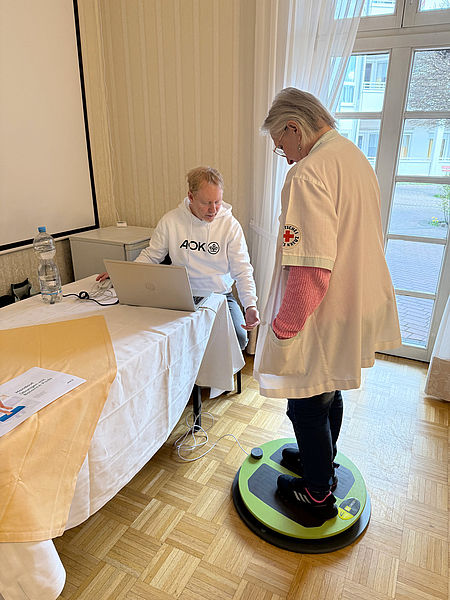 Ein AOK-Mitarbeiter macht Tests mit einer DRK Angestellten