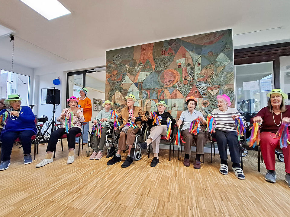 Senioren sitzen verkleidet nebeneinander