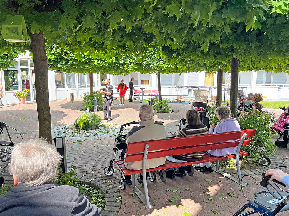 Ein Jongleur bieten den Senioren etwas zum Anschauen