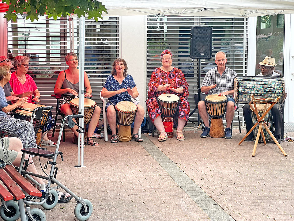 Sommerfest 2026 Trommeln Eine Trommel-Gruppe sorgte für Musik