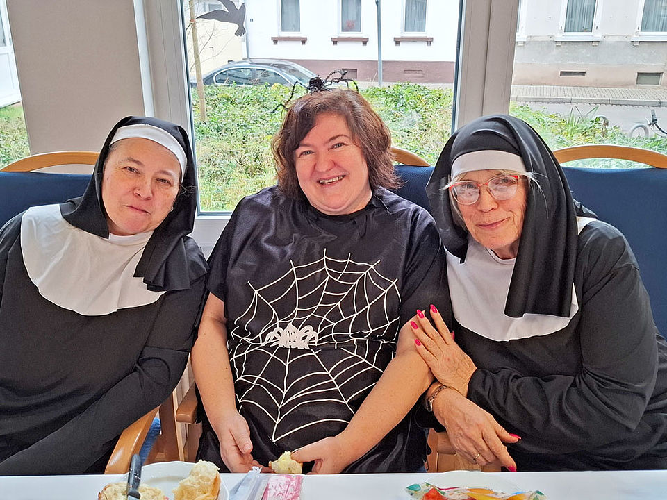 Drei Angestellte des Seniorenzentrums, zwei davon als Nonnen verkleidet