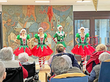Jugendballett tanzt Weihnachtstanz