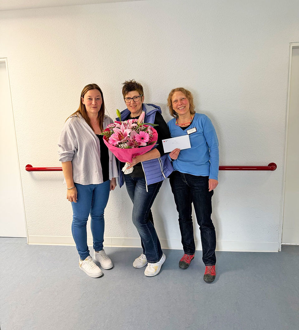 Friseurin Gabi Stein wird mit einem Blumenstrauß verabschiedet