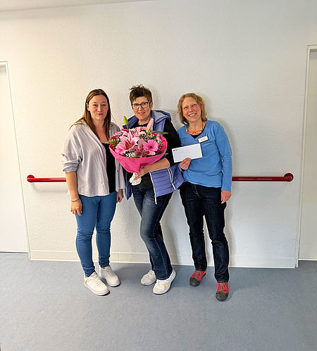 Friseurin Gabi Stein wird mit einem Blumenstrauß verabschiedet