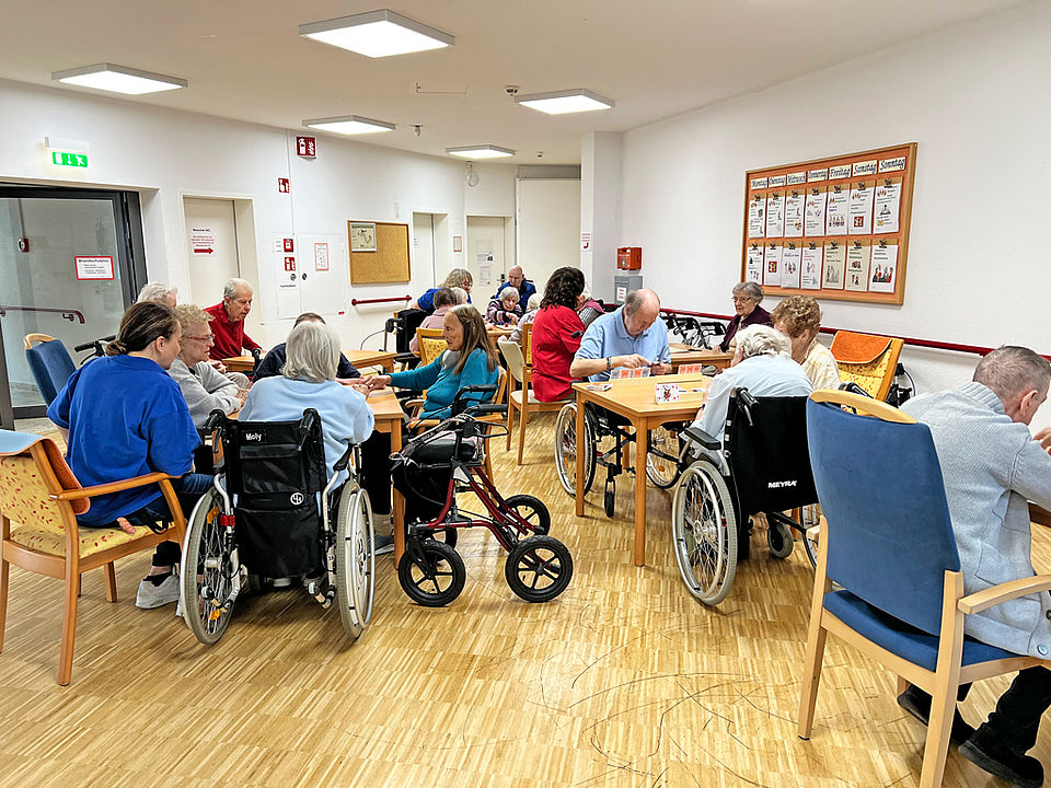 Gesellschaftsspiele SeniorInnen sitzen zusammen und spielen Gesellschaftsspiele