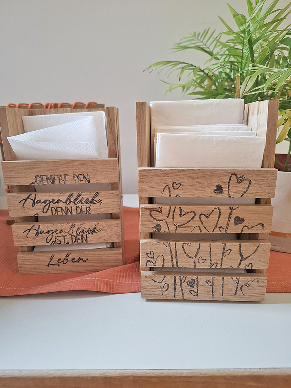 Gebastelte Serviettenhalter Gebastelte Serviettenhalter aus Holz
