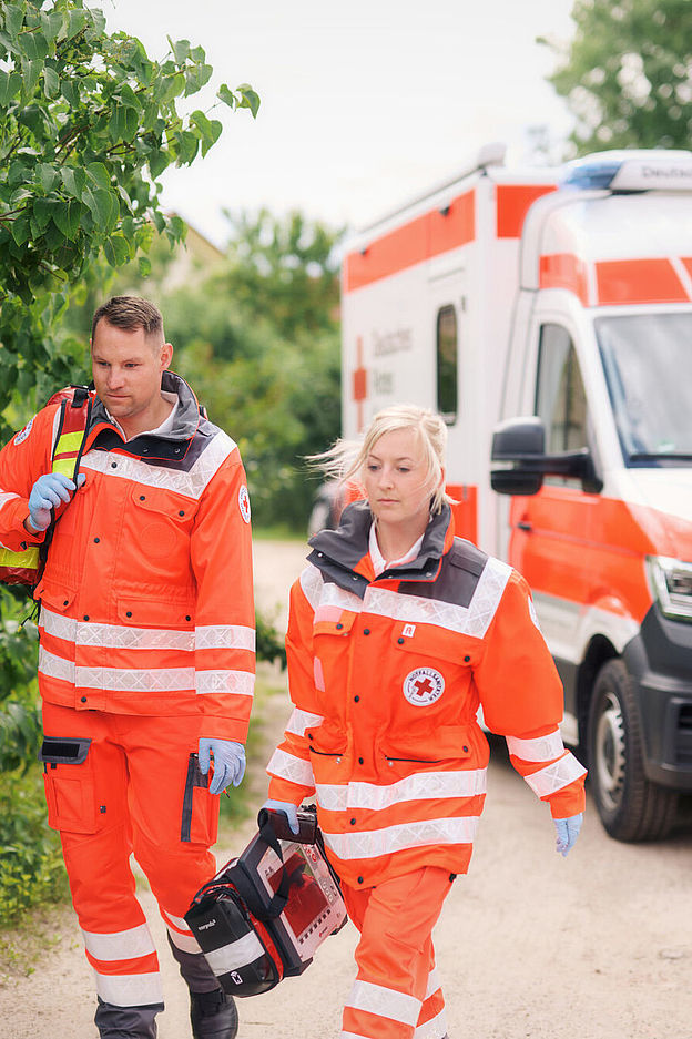 Notruf Einsatz - DRK Mitarbeiter gehen zum Einsatz