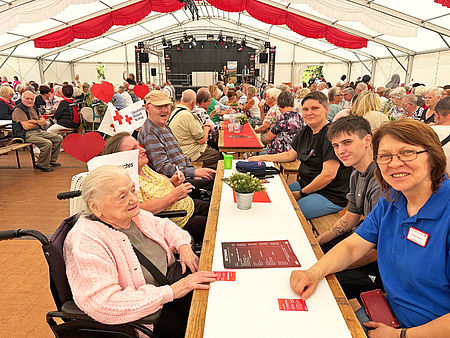 Die DRK SeniorenInnen sitzen beim Backfischfest