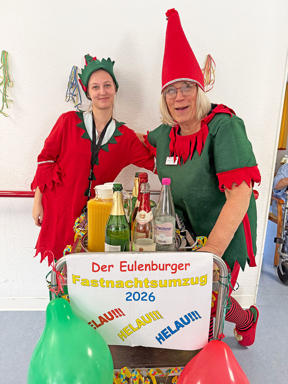 Frau Schantz und eine Praktikantin verkleidet als Elfen