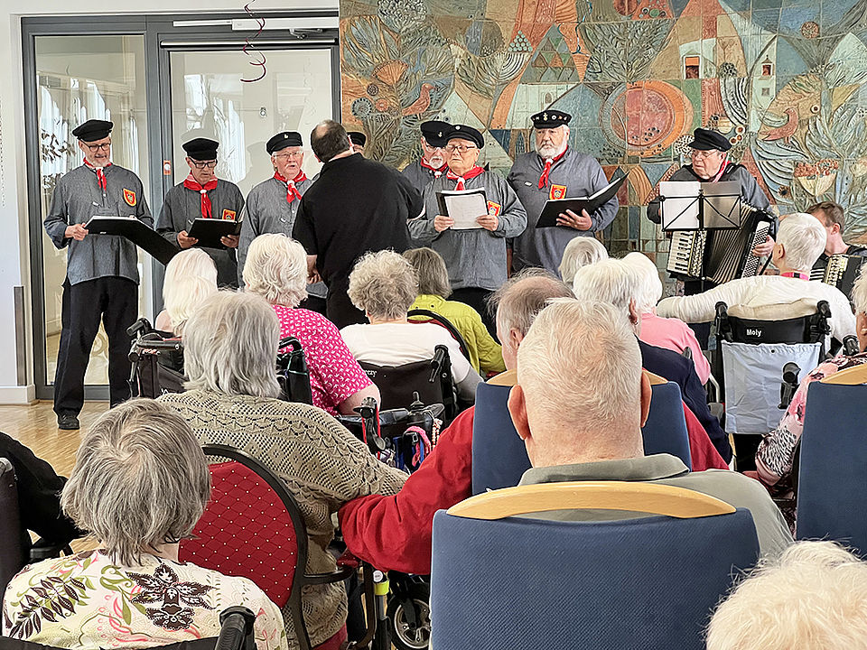 Shantychor Der Männergesangsverein Shantychor singt für die SeniorInnen