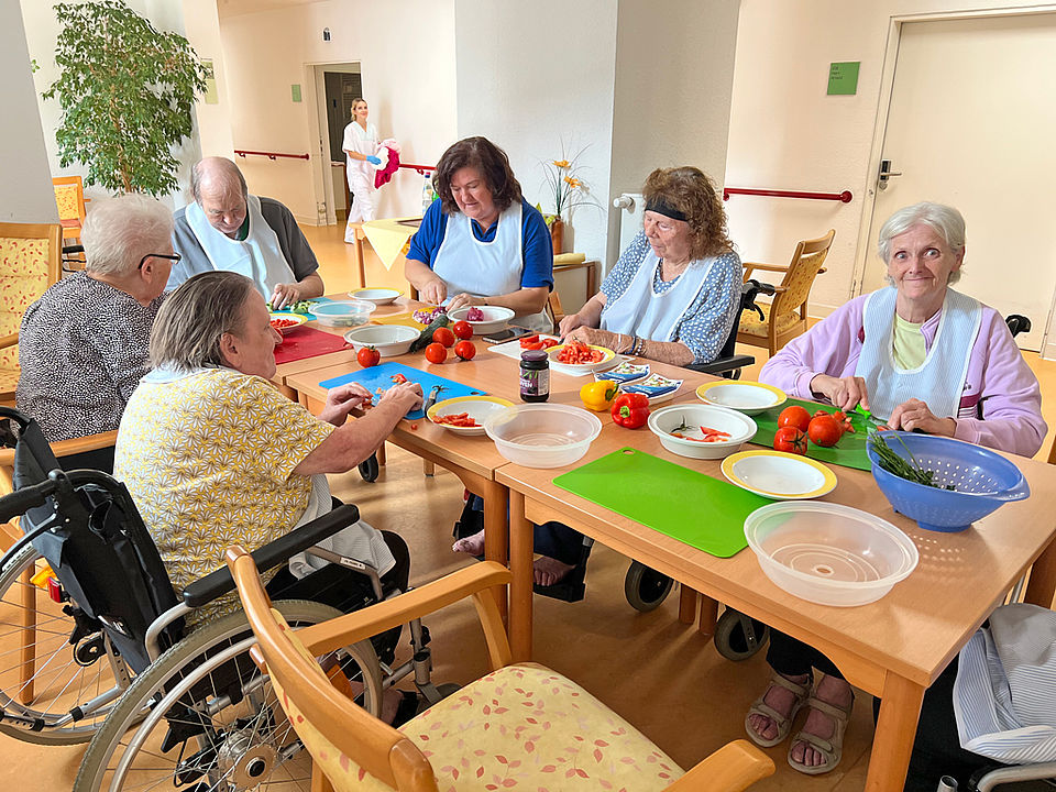 Gemeinsam_Essen Seniorinnen und Senioren machen zusammen einen Bauernsalat