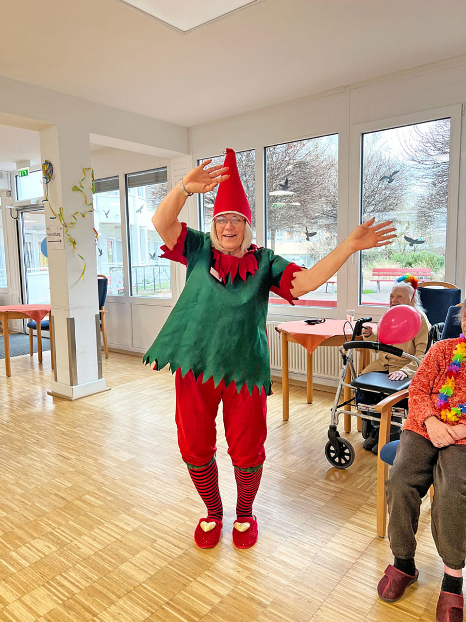 Frau Schantz verkleidet als Elf