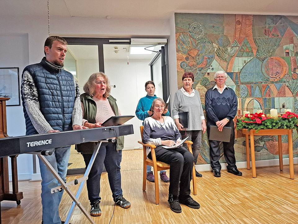 Senioren singen gemeinsam zu Keyboardmusik