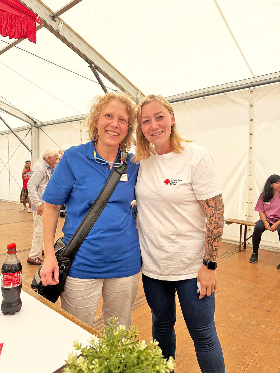 DRK Personal DRK Mitarbeiterinnen beim Backfischfest