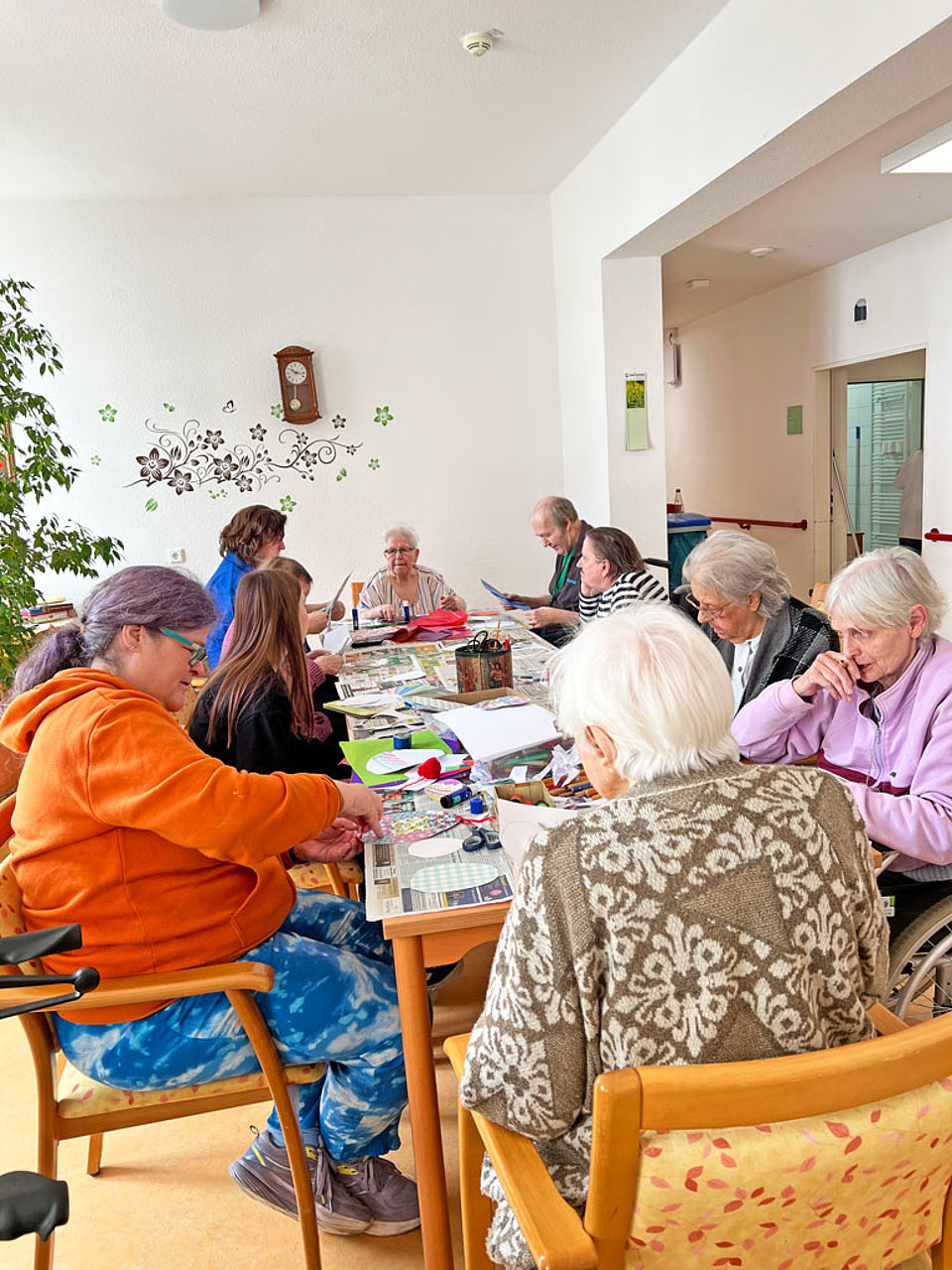 Seniorinnen und Senioren sitzen zusammen und basteln für Ostern