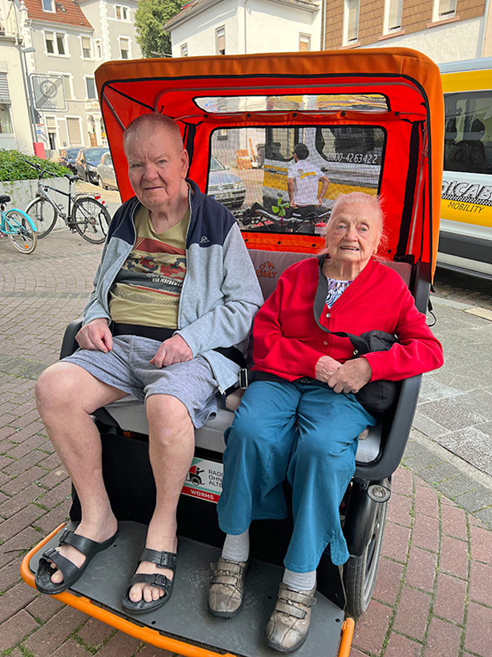 Senioren fahren mit einer Rikscha durch Worms