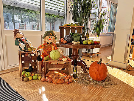 Zum Erntedank wurde mit Herbstfrüchten und Holzkisten eine Deko erstellt.