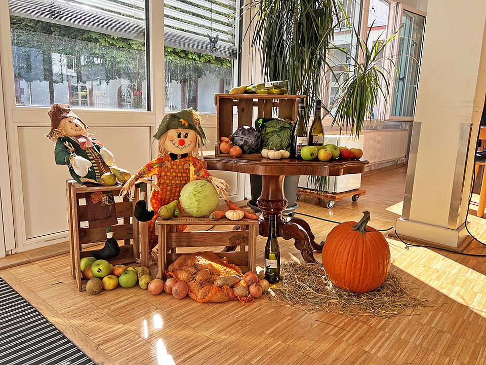 Erntedank Zum Erntedank wurde mit Herbstfrüchten und Holzkisten eine Deko erstellt.