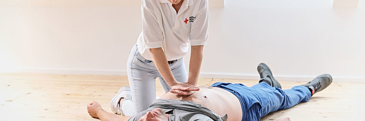 Erste Hilfe Übung Herzdruckmassage