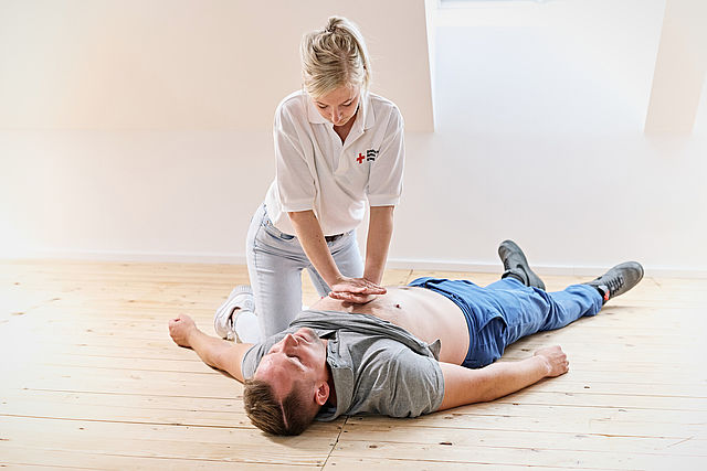 Erste Hilfe Übung Herzdruckmassage
