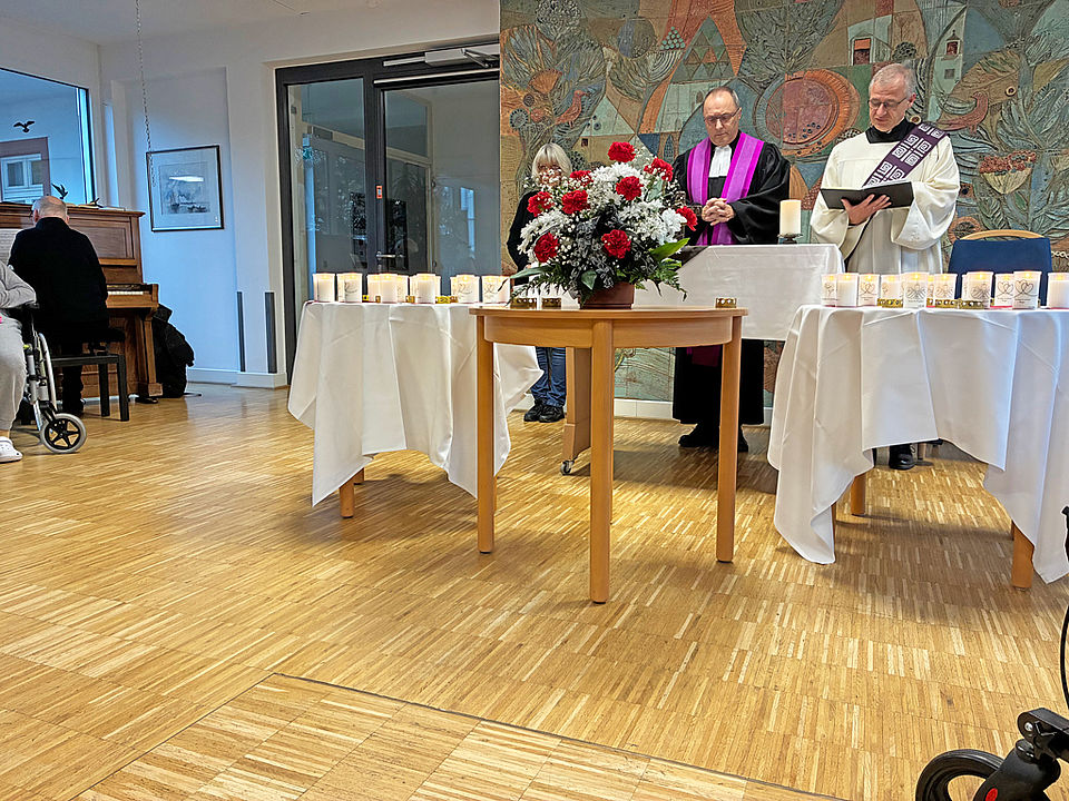GedenkGottesdienst Ein Pfarrer spricht bei einem GedenkGottesdienst