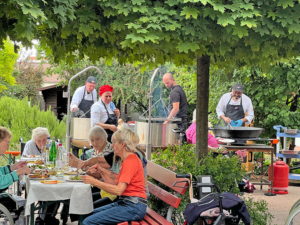 Zum Sommerfest wurde im Garten Gegrillt und Gekocht