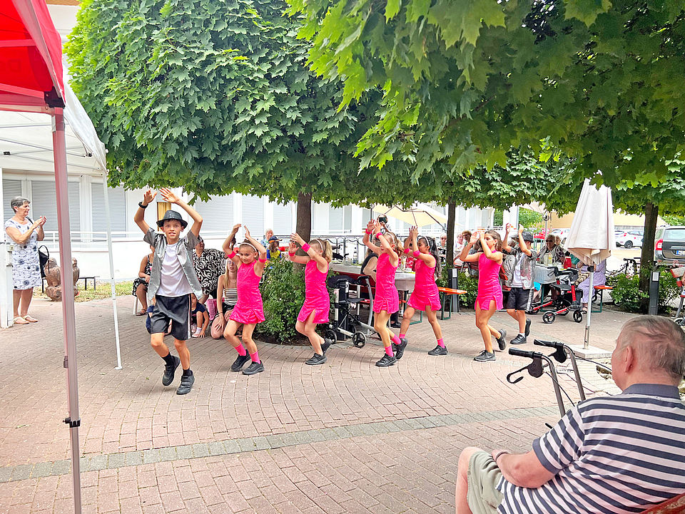 Sommerfest 2026 tanzende Kinder Kinder tanzen auf dem Sommerfest