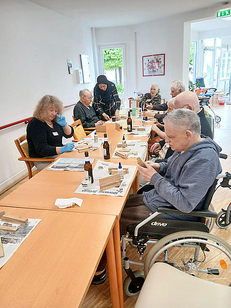 Beim Männerstammtisch wurden Serviettenhalter aus Holz gebastelt