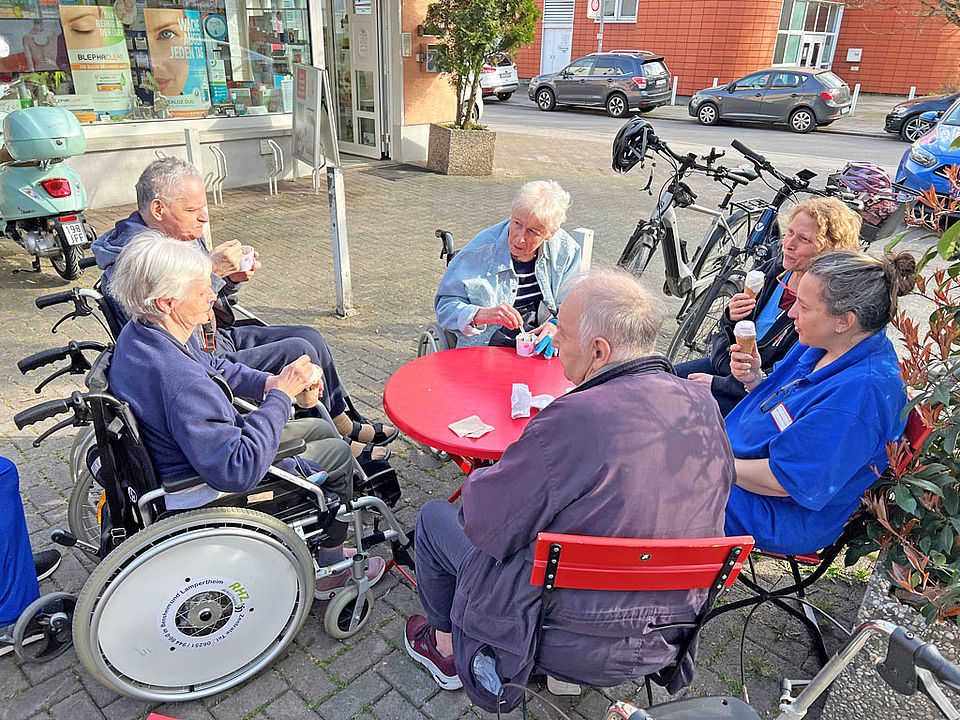 Eis essen Die Senioren und Seniorinnen essen gemeinsam ein Eis