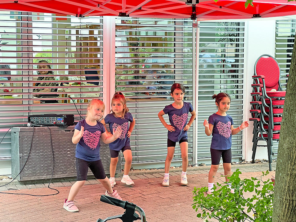Sommerfest 2026 tanzende Kinder Vier kleine Mädchen tanzen