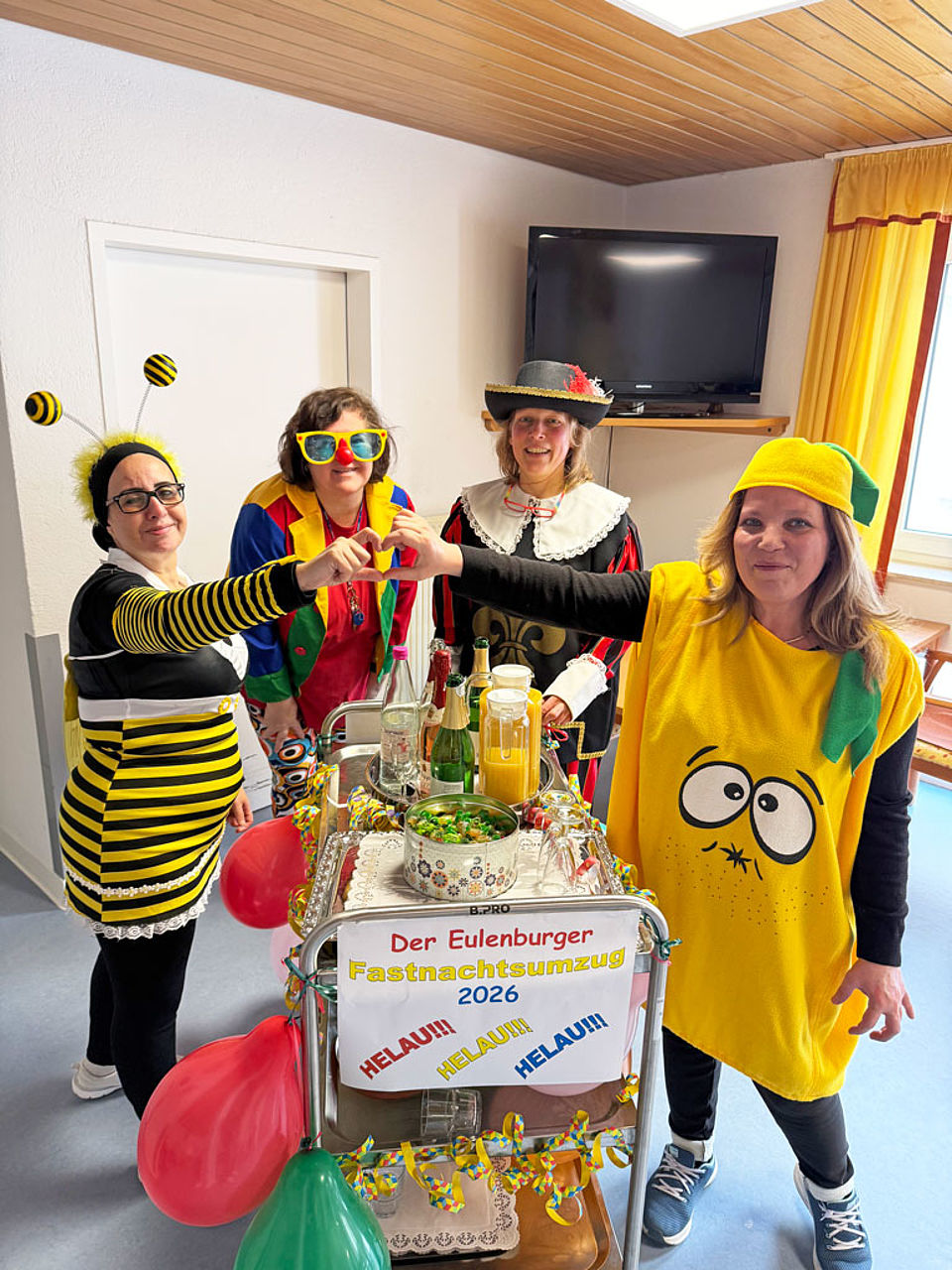 Vier verkleidete Mitarbeiterinnen