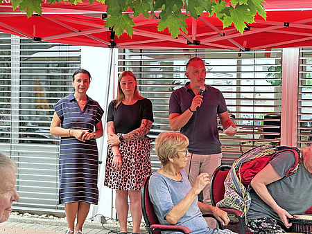 Geschäftsführer Herr Edinger spricht auf dem Sommerfest ein paar begrüßende Worte.