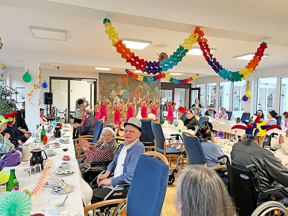 Senioren sitzen zusammen und feiern Fastnacht