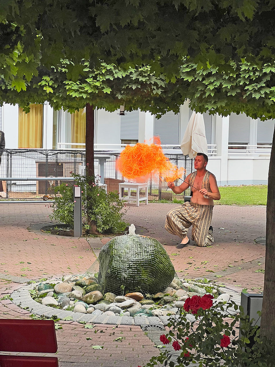 Ein Akrobat spukt Feuer