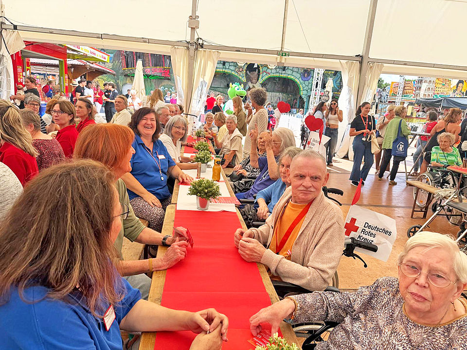 Backfischfest 4 Die Seniorinnen und Senioren sitzen im Backfischfestzelt