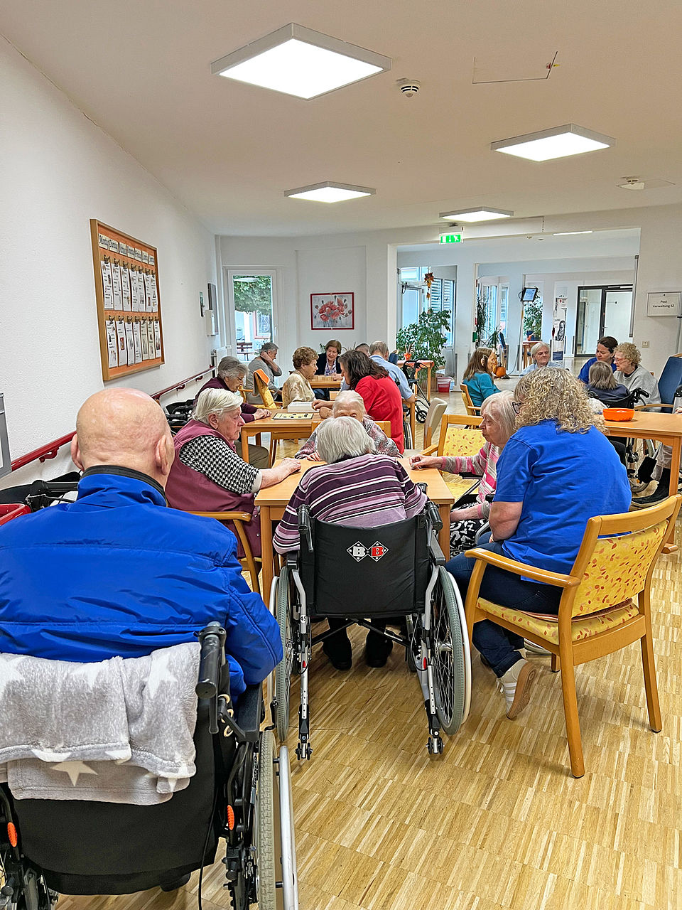 Gesellschaftsspiele SeniorInnen sitzen zusammen und spielen Gesellschaftsspiele