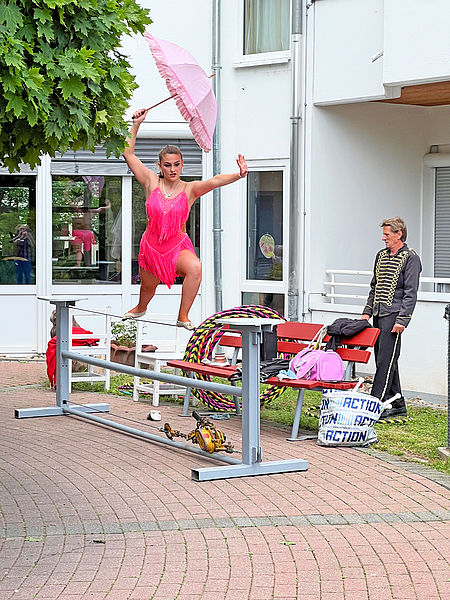 Eine Akrobatin balanciert auf einem Seil