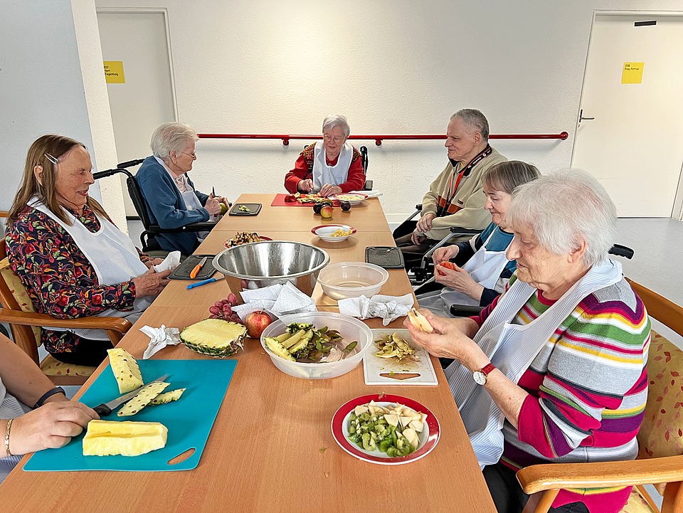 Seniorinnen machen sich einen Obstsalat