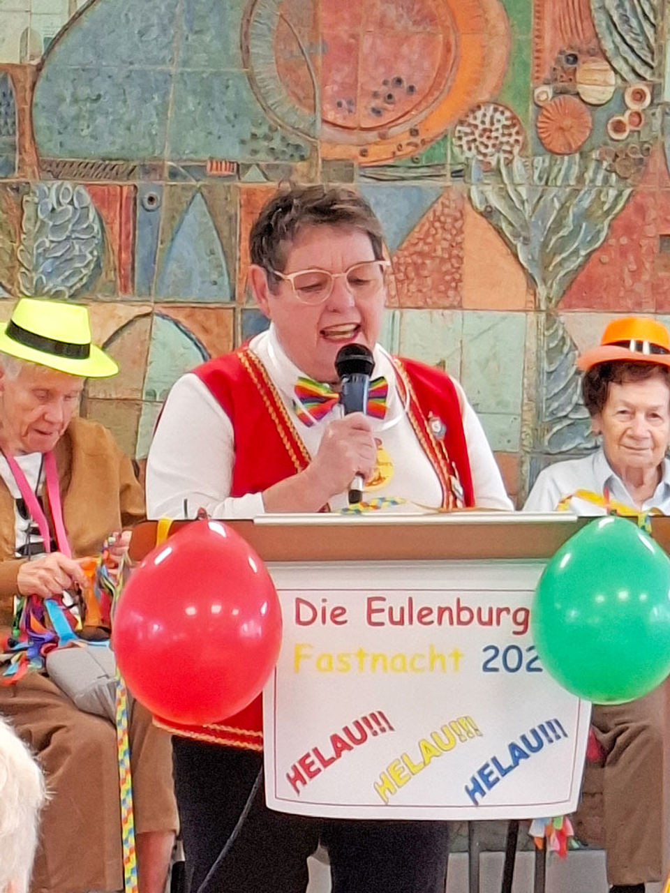 Eine verkleidete Frau hält eine Fastnachtsrede