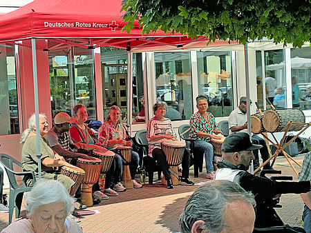 Die Djembe-Trommelgruppe lud zum Mitbewegen ein