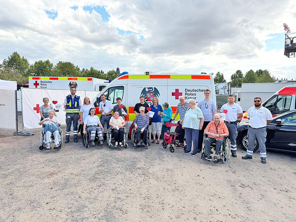 Backfischfest 5 Die DRK Mitarbeiter bringen die MitbewohnerInnen zum Backfischfest