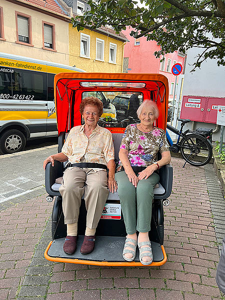 Senioren fahren mit einer Rikscha durch Worms