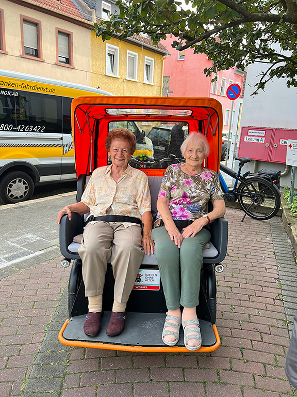 Senioren fahren mit einer Rikscha durch Worms