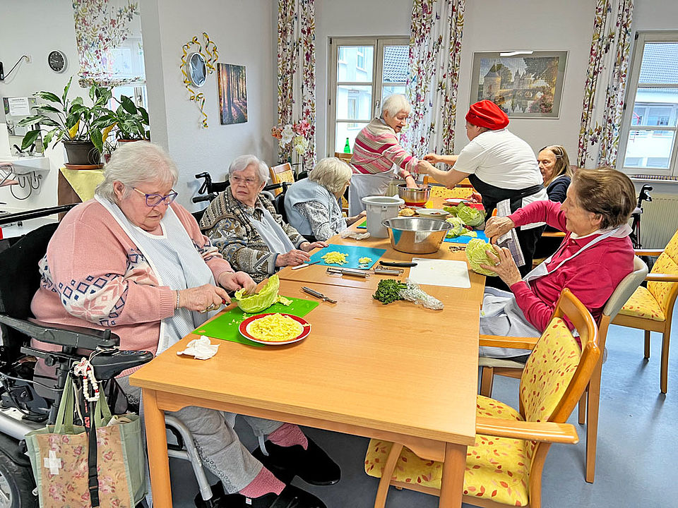 Eulenburger_Kochclub_4 Senioren koch gemeinsam Kohlrouladen
