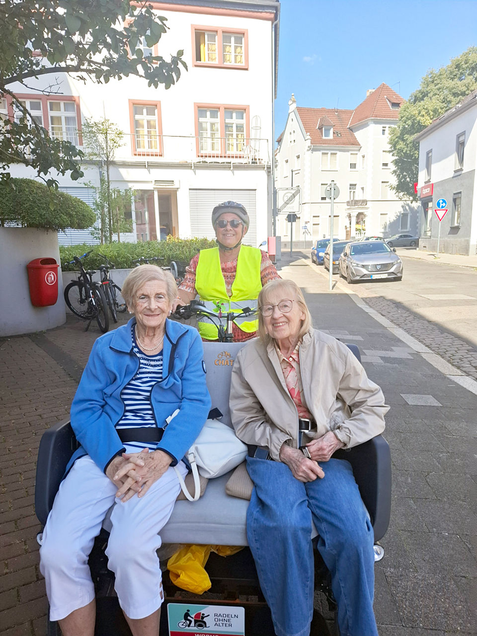 Zwei Rentnerinnen auf dem Rikscharad
